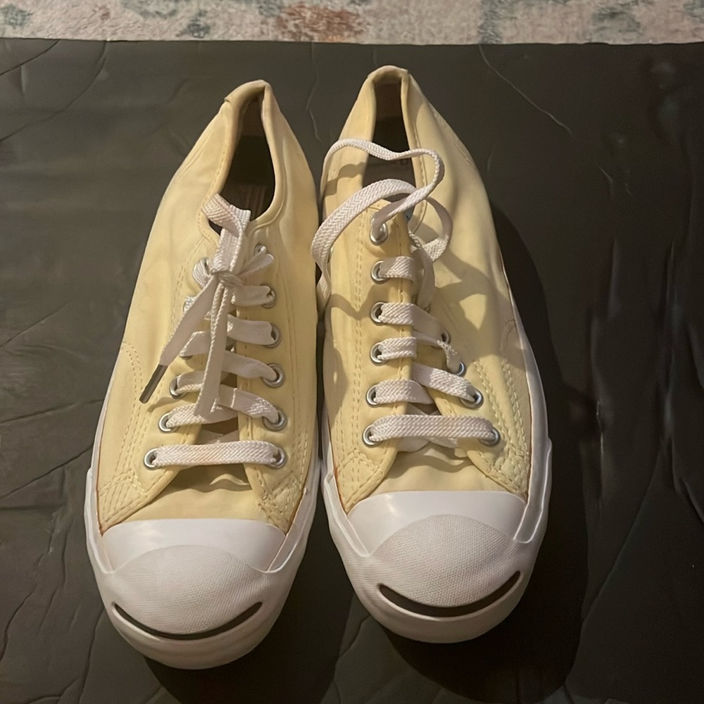 Never Worn Converse butter yellow sneakers 8.